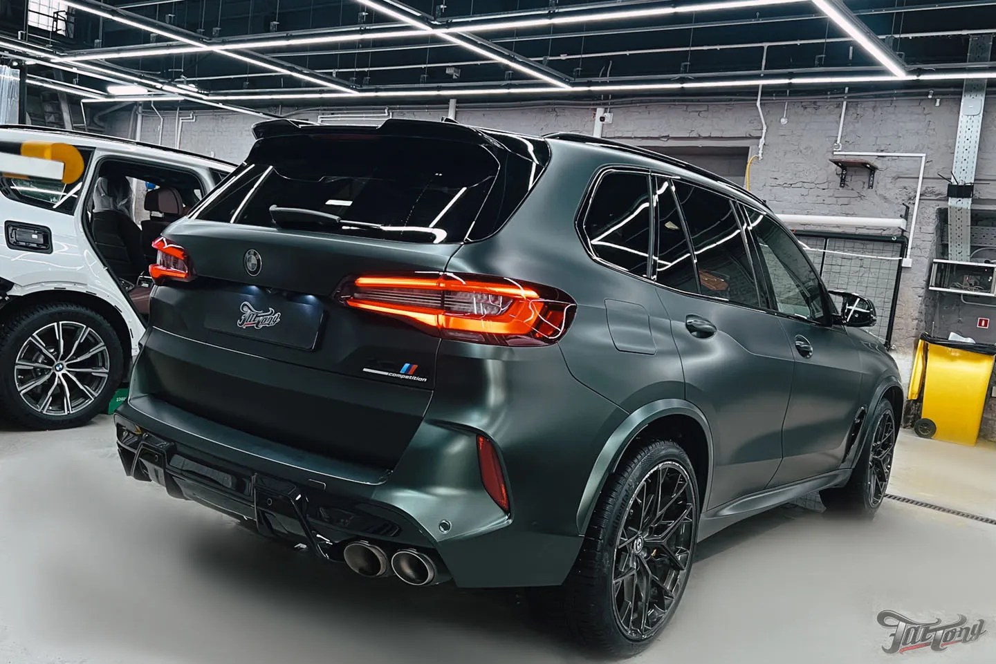 Новый наряд для BMW X5 M, часть 1: демонтаж пленки, оклейка матовым винилом и полиуретаном, замена диффузора, ламинация карбоном, обслуживание тормозной системы